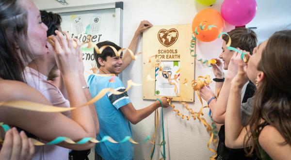 Übergabe des “Schools for Earth”-Schullabels mit Schüler:innen und Luftballons