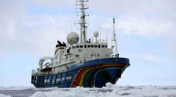 Die Esperanza im Packeis im Südpolarmeer