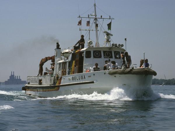 Die MV Beluga in der Nähe von Walpole Island. Das Greenpeace-Schiff ist auf den Great Lakes der Vereinigten Staaten und Kanadas unterwegs, um die Ableitung von Giftstoffen aus Zellstoff-, Papier-, Nuklear- und Chemieabflussrohren zu untersuchen. Das integrierte Labor an Bord macht die chemische Analyse von Wasserproben möglich.