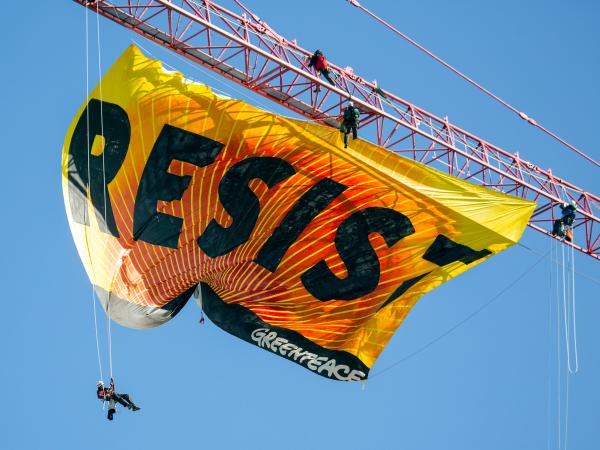 Greenpeace-Aktivisten bringen am fünften Tag der Amtszeit von Präsident Trump ein Banner mit der Aufschrift "RESIST" an einem Baukran in der Nähe des Weißen Hauses an. Die Aktivisten rufen damit alle auf, die sich Trumps Angriffen auf die Umwelt-, Sozial-, Wirtschafts- und Bildungsgerechtigkeit widersetzen wollen.