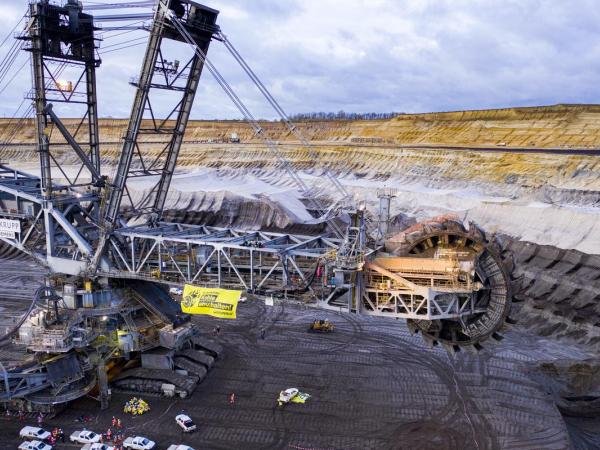 Sechzig Greenpeace-Aktivist:innen protestieren am RWE-Braunkohletagebau Garzweiler gegen weitere Verzögerungen bei den Kohleausstiegsplänen. Die Klimaaktivist:innen erklommen den 96 Meter hohen Bagger und spannten ein 60 Quadratmeter großes Transparent mit der Aufschrift "Klimakrise: Kohleausstieg" auf. Vor dem Bagger entrollten die Aktivist:innen ein Bodenbanner mit der Aufschrift "Kohle muss im Boden bleiben".