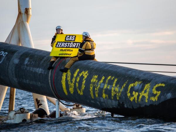 Protest "No New Gas" auf Pipeline im Meer