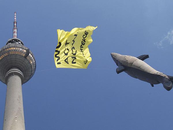 Protest am Berliner Fernsehturm mit einem aufblasbaren Wal